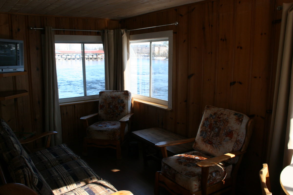 Boathouse Suite with Patio Stonyhurst Motel Inn in Bobcaygeon